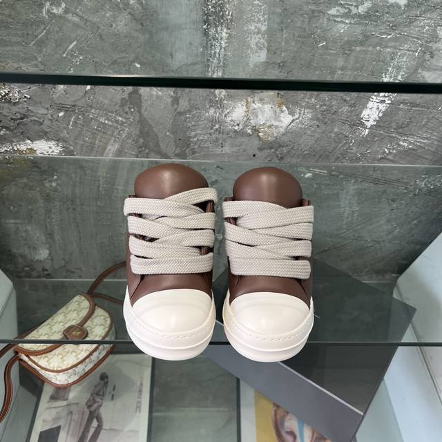 情侣款Rick Owens 23Fw低帮粗系带面包鞋小羊皮材质，无敌舒适柔软，上脚超级酷，真的帅爆了。码数：女36-40、男38-47