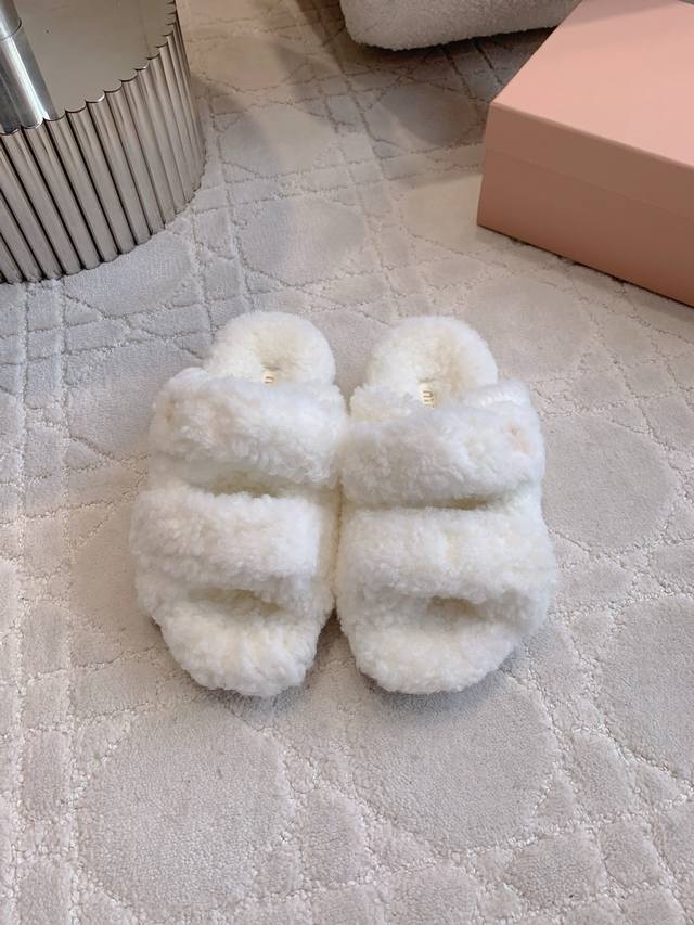 Miu 新款毛毛拖鞋 超级厚实的澳洲进口羊毛 犹如踩在云朵般的感觉 超级舒适 经典百搭款 面料进口澳洲羊毛 原版开模大底 尺码35-39 40 41定做