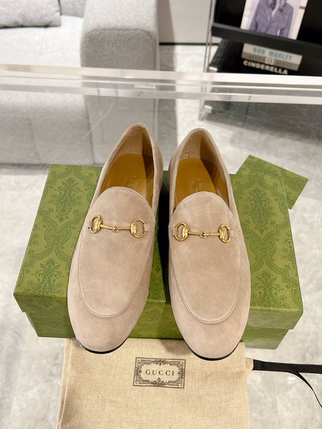 Gucci Jordaan系列女士乐福鞋 作为Gucci设计传承的杰出代表，马衔扣乐福鞋生动彰显经典优雅格调。这款鞋履甄选黑色漆皮打造，匠心融蕴浅金色调经典马衔