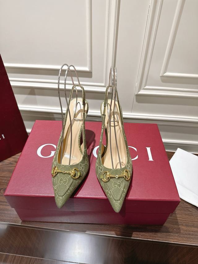 新品 女士马衔扣尖头露跟浅口凉鞋 这款优雅的露跟浅口鞋甄选黑色皮革匠心制作，颇具辨识感的品牌元素马衔扣为鞋履中央增添亮眼点缀。尖头、松紧绑带和低跟相辅相成，造就