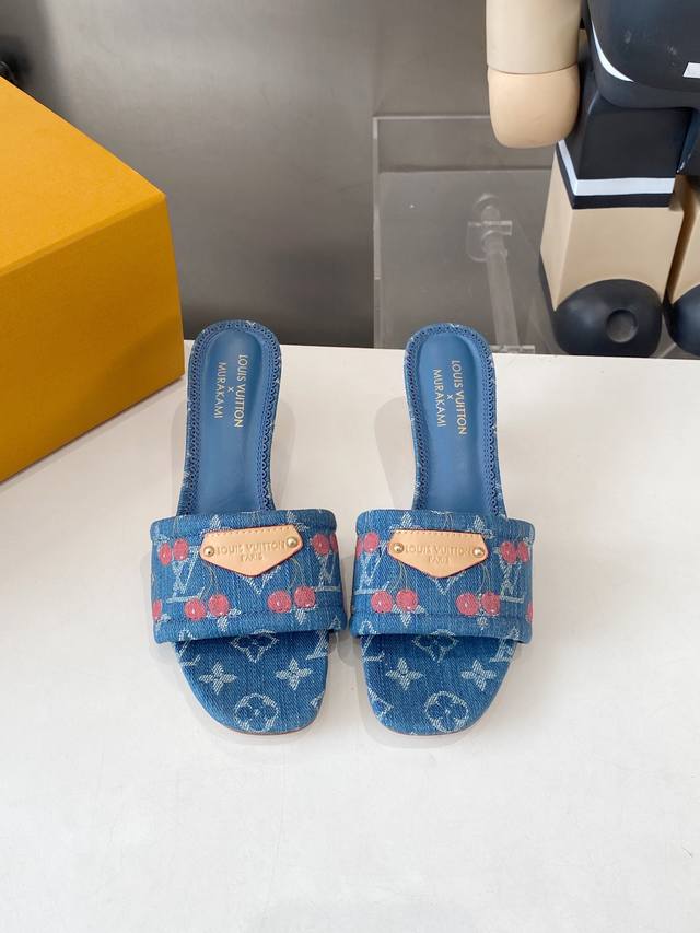 出厂 樱桃跟 225 驴*家早春新品 New Arrival～L*V春夏涂鸦拖鞋，也太出彩了！时尚性感舒适，拉满了夏日美鞋能给的满分情绪价值.鞋的造型也很乖巧好