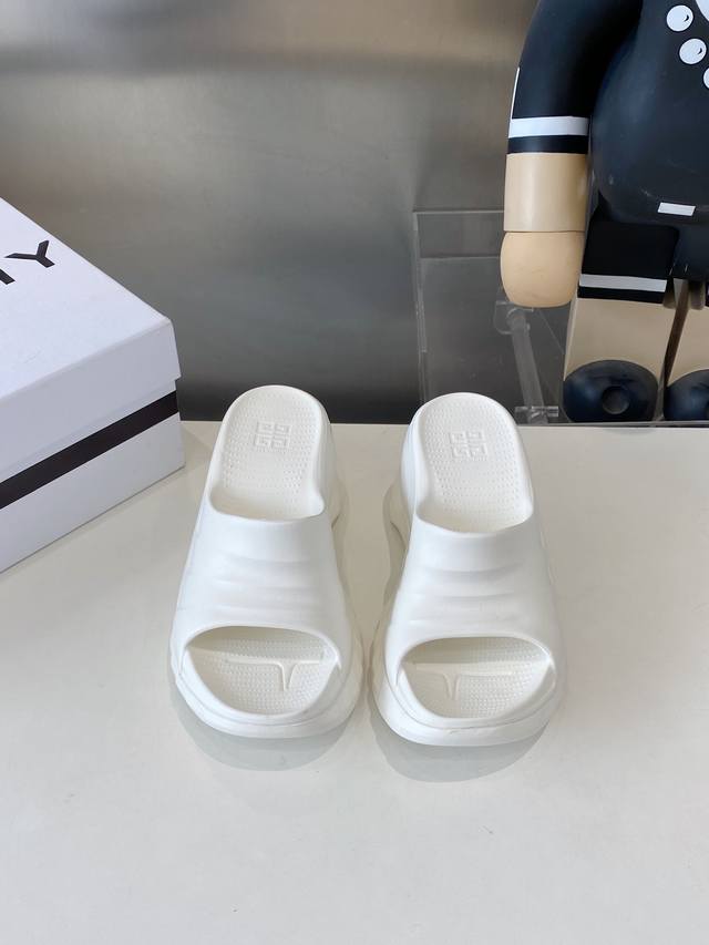 有量有价 单码单模 Size:35-40 纪梵希 厚底拖鞋 原版1:1还原，单码单模，大小合适，舒适度满满，后跟和原版一致有码标，所有鞋面颗粒感，鞋底纹路，细节