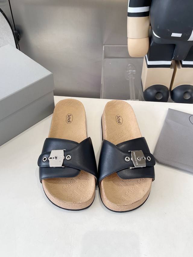 出厂 Balenciaga &Scholl合作系列于全球发布 以Balenciaga的设计才思融合Scholl的工艺专长、打造格外舒适的护足鞋履于鞋垫、 平底款