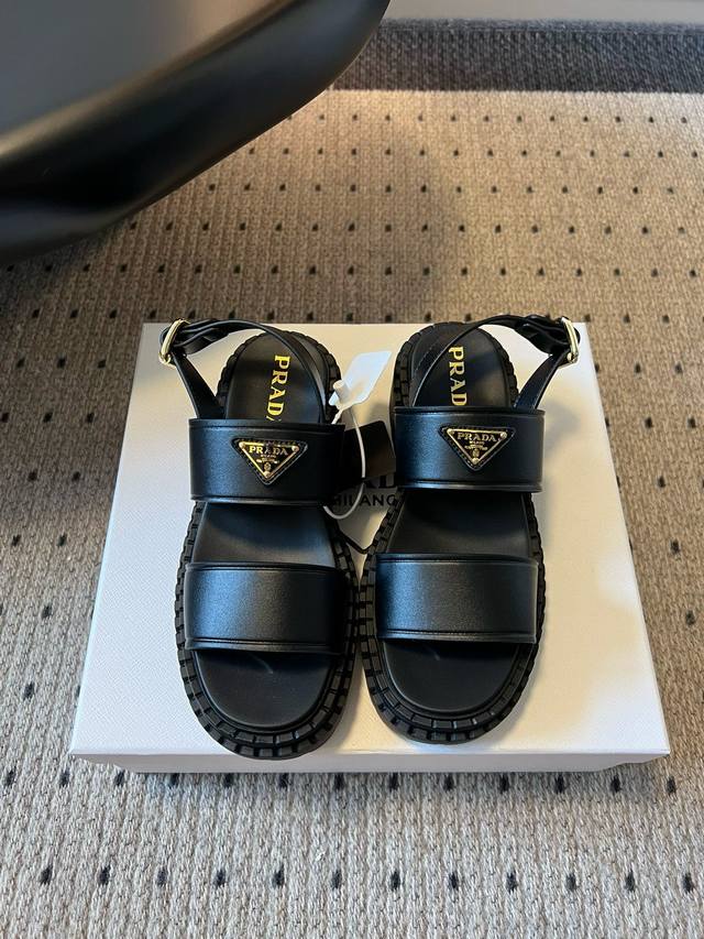 Prad* 普拉达25Ss新款锯齿罗马厚底橡胶凉鞋 复古时髦前卫的轮齿厚底鞋底搭配橡胶鞋面让整双鞋轻便舒适 鲜艳色彩 满足不同风格时髦人士的多种选择！标志性Lo