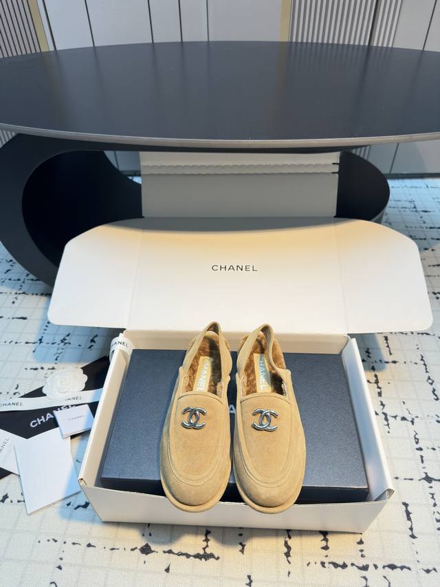 Chanel 25A New Arrival～ 小香25早秋 新款 后空毛毛鞋新品 麂皮鞋面，皮毛一体内里，舒适度可见一斑呀 穿起来可可爱爱的 吧，意大利进口牛
