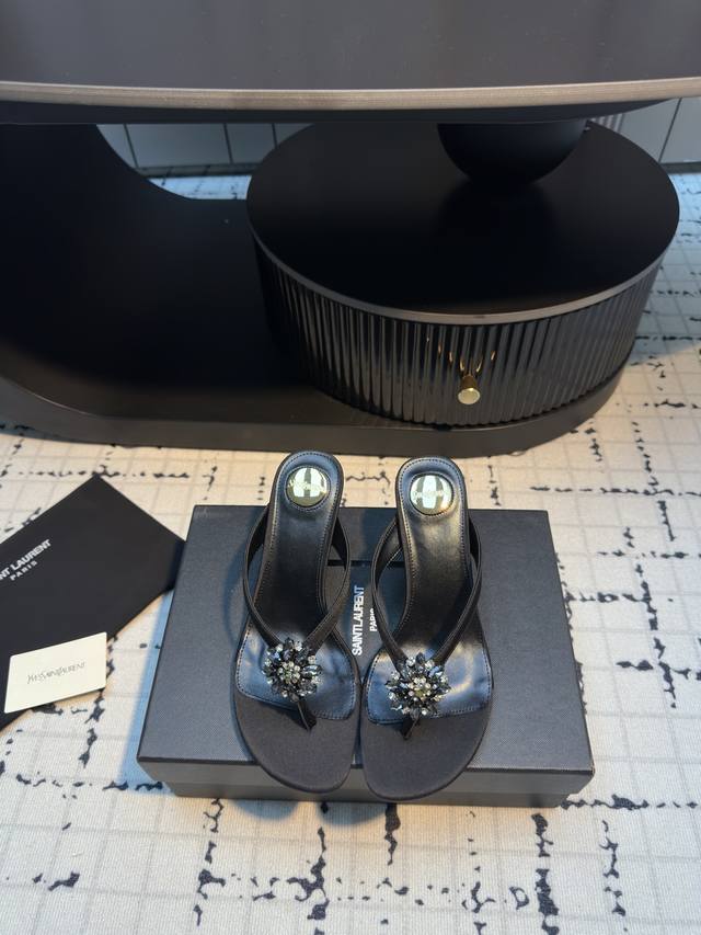 Saint Lauren* Ysl 杨树林新款水钻扣人字高跟拖鞋 小姐姐的美丽尤物高跟鞋 优雅迷人性感 女人味十足！ 鞋面：真丝 内里：垫脚羊皮 大底：意大利真