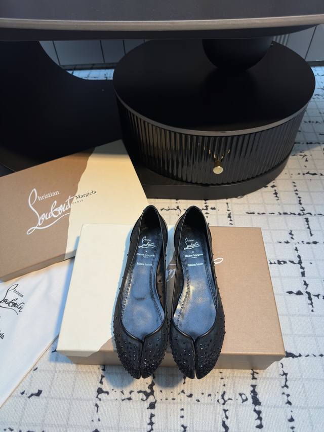 Cl X Maison Margiel* 25Ss分趾平底单鞋 Maison Margiela 与 Christian Louboutin 推出首个联名鞋履系列