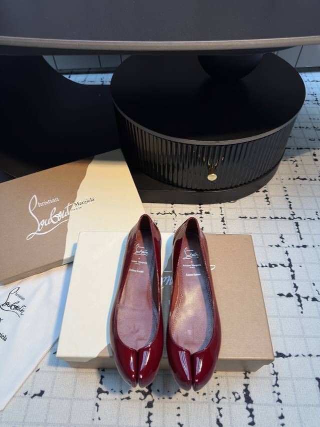 Cl X Maison Margiel* 25Ss分趾平底单鞋 Maison Margiela 与 Christian Louboutin 推出首个联名鞋履系列