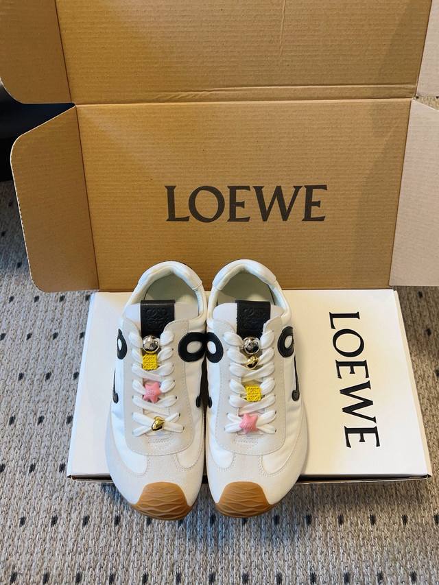 Loewe 2025巴黎时装周新Balletrunner 芭蕾运动鞋 阿甘鞋 经典一眼就爱上的！拼接的极简风格真的做到极致！实在太百搭，随便穿搭就可以很高级，很