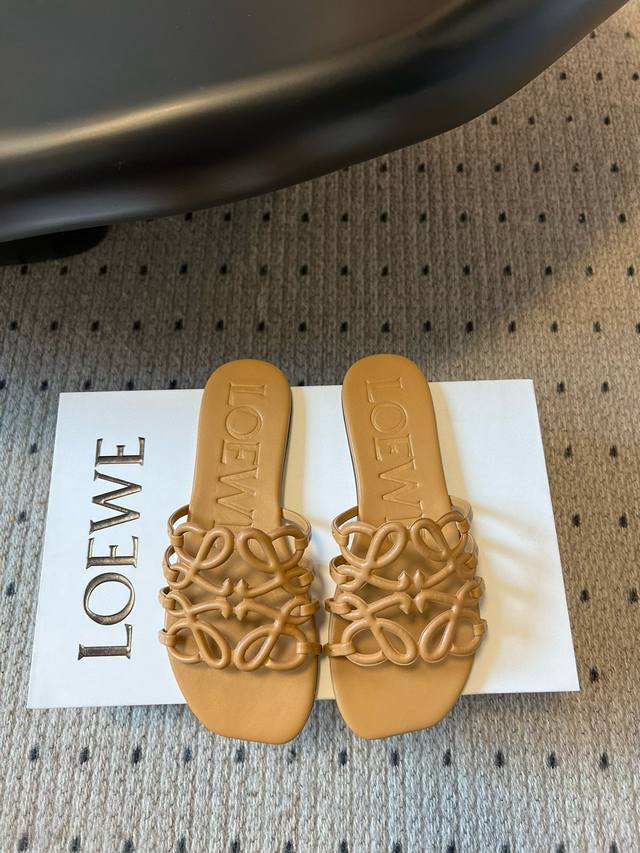 代购级 Loew* 罗意威 25Ss 春夏新品 拖鞋 疯狂种草简约设计感觉更干净优雅 让你念念不忘 颜色也很耐看漂亮，上脚瞬间气质十足气场，简直无敌帅气有型 鞋
