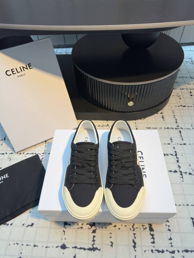 Celine赛琳 25 春季最新 Runner Cr-03 帆布 休闲 运动鞋 鞋舌和鞋后帮饰有Celine标志运动鞋侧面凹Cr-03字样，鞋后帮和侧面压印Ce