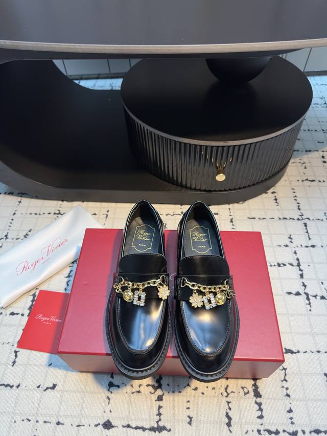 Roger Vivier Rv25Ss新品水钻链条乐福鞋 这绝对是你鞋柜中不可缺少的时髦担当。 经典的乐福鞋鞋型融合了复古与现代的元素 鞋面上那璀璨的水钻 宛如