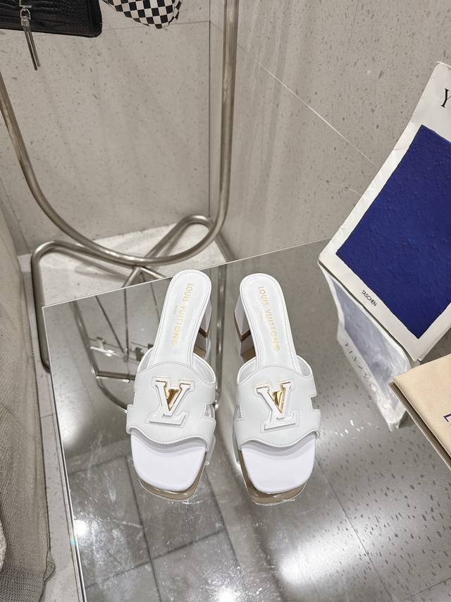 顶级版本 楦头经过反复调试 终于完美复刻 本款 Lv Capri 凉拖选用柔软牛皮革，以宽幅鞋带演绎闲雅风尚。细腻皮革局部包覆 Lv 字母装饰，致意 Capuc
