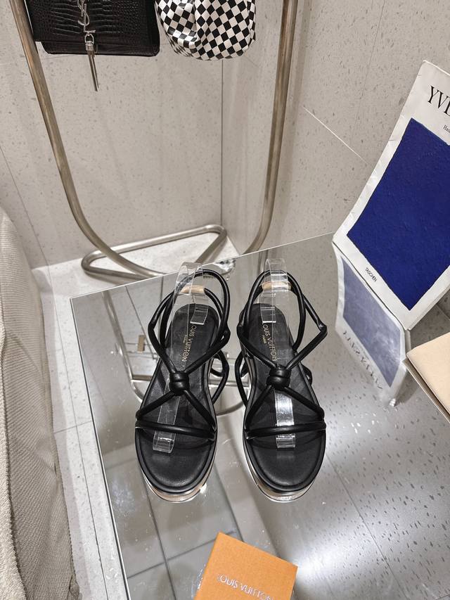 25Ss夏季新款 Louis Vuitton 路易威登 Lv 绳带平底凉鞋海绵填充鞋带 精致而富有细节，如同细腻笔触勾勒出的时尚线条，鞋底采用轻质真皮大底，提供