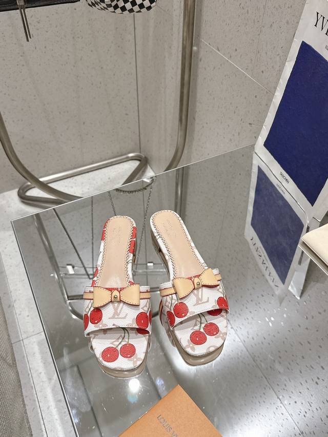 顶级版本 代购级别 Lv Ss25 New Arrival～ 本款 樱桃系列 Lv X Tm 9Am平底拖拥有瞩目线条，点明路易威登 X 村上隆复刻系列的灵动格