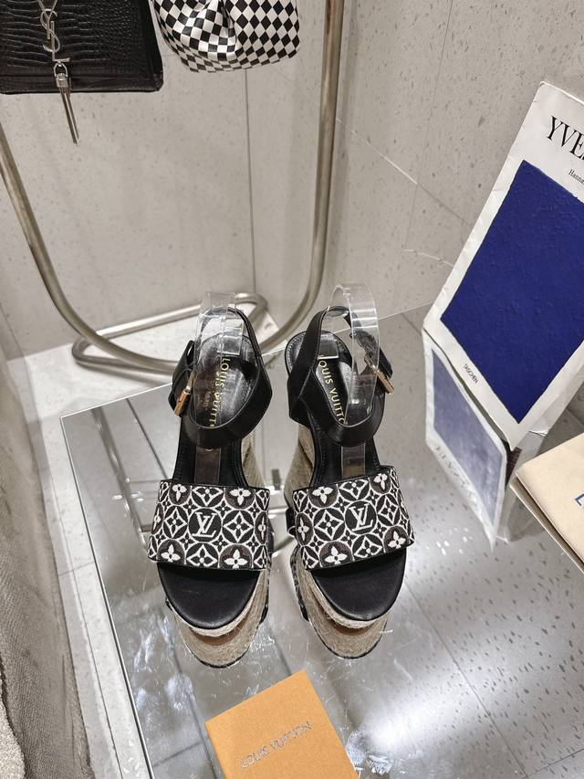 25Ss 夏日新款代购级别 市场最高版本 Maya Platform 帆布便鞋拼接 Monogram 提花织纹鞋面与舒适麻绳编织防水台，援引经典帆布便鞋设计。几
