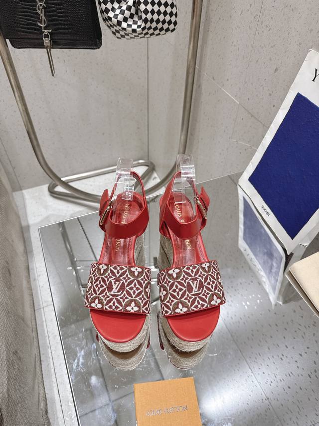 25Ss 夏日新款代购级别 市场最高版本 Maya Platform 帆布便鞋拼接 Monogram 提花织纹鞋面与舒适麻绳编织防水台，援引经典帆布便鞋设计。几