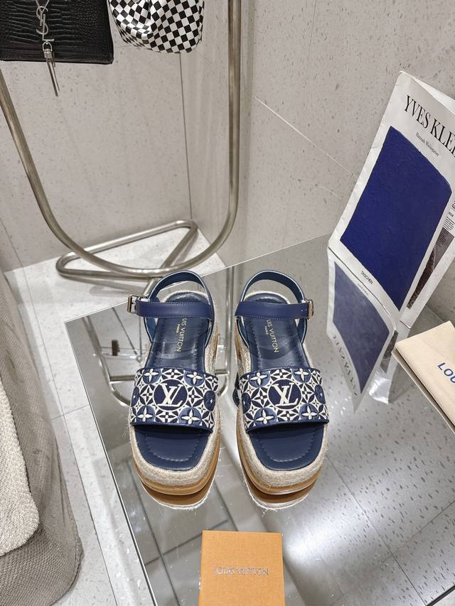 25Ss 夏日新款代购级别 本款 Maya Platform 帆布便鞋拼接 Monogram 提花织纹鞋面与舒适麻绳编织防水台，援引经典帆布便鞋设计。几何形状L