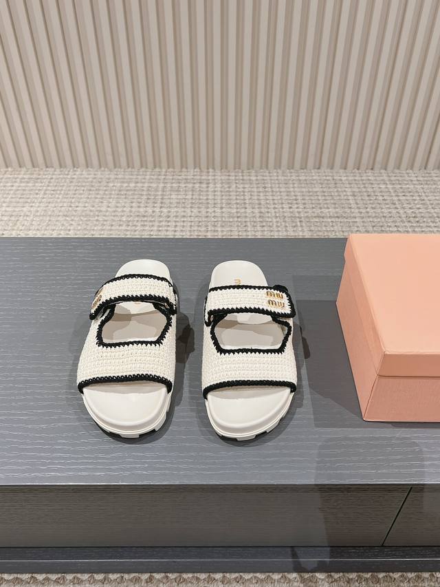 出厂 ，Miu Miu 24Fw 淑女甜美的代言，洋里洋气的一款，非常的喜欢，高级感体现的淋漓尽致！简约气质款式，优雅风格，创造不一样的感觉 面料：毛线编织 内
