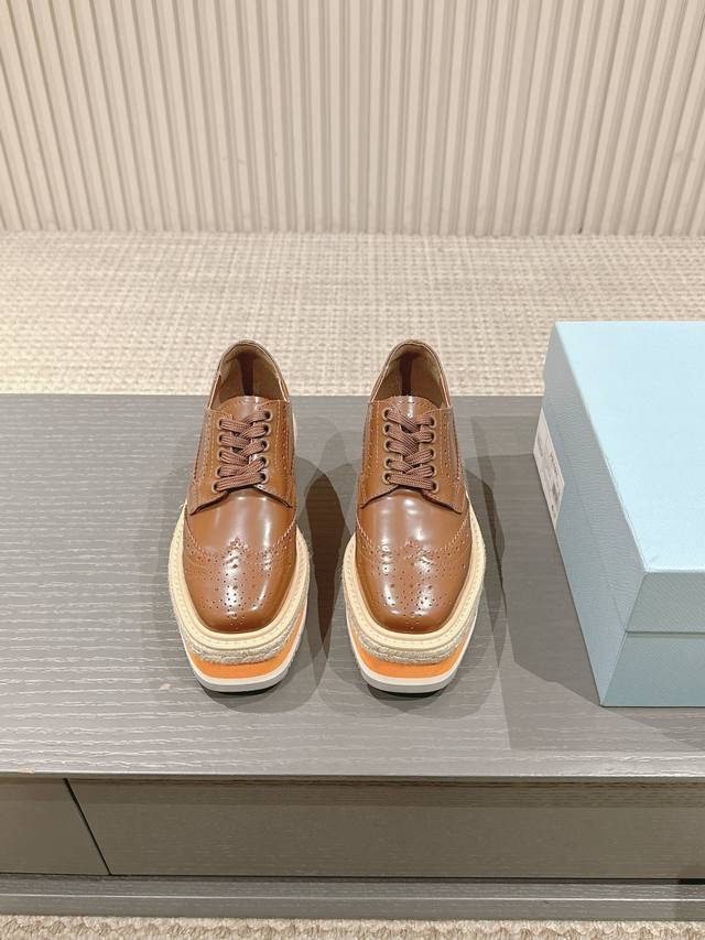 出厂 ，Prada Fw25 New Arrival～ 普拉达2025春夏走秀款｜松糕厚底鞋新品 时尚就是一种轮回P家松糕鞋时隔多年翻红啦！ 经典万年款#系带.