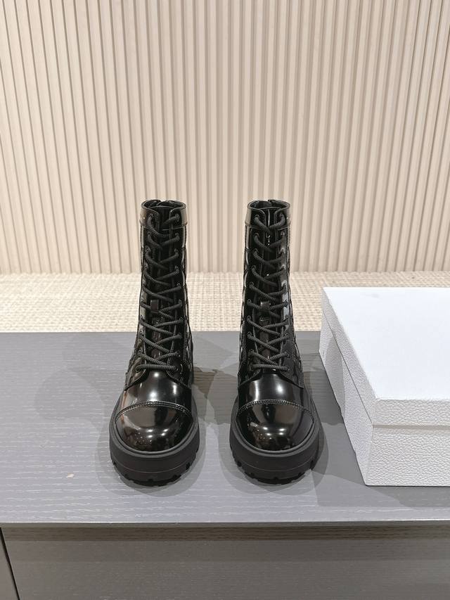 皮里 ，毛里 ，Dior 迪奥 Vs秋冬全新走秀款D-Major系列 圆头电绣厚底短靴 原版复刻，细节完全区别，全新复古科技电绣风向标，时间抢眼，简约百搭不平凡