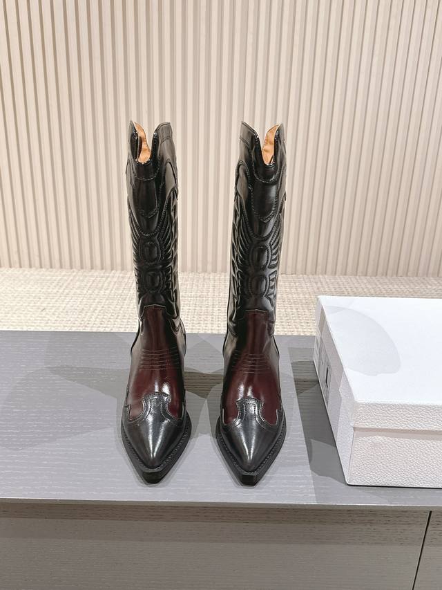 短靴 长靴 Diorwest带跟靴子灵感源自墨西哥,是二零二四早春系列新品,于发布秀精彩亮相,向Dior的精湛工艺致敬.黑色和紫红色面线叠层牛皮革饰以该系列经典