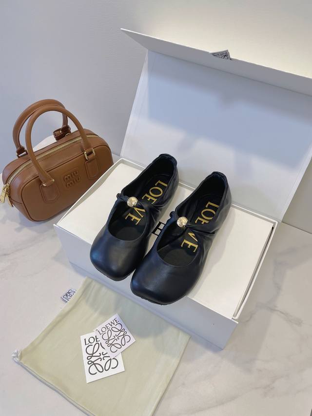 Loewe Pebble25 × 陈都灵 软敷敷的云朵芭蕾舞鞋，把慵懒高级感踩在脚下，初秋最上头氛围感单品！ 罗意威最柔软的鞋子～没有之一 Size 35-40