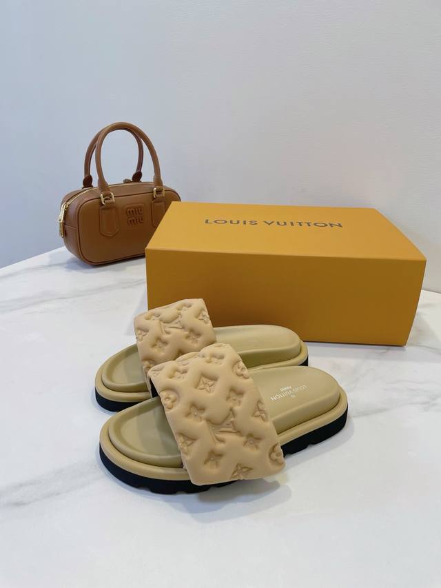 Lv 路易威登L家 驴牌Monogram 浮雕印花经典拖鞋 本季Waterfront 焕新回归 Size: 35-40 标准原盒包装