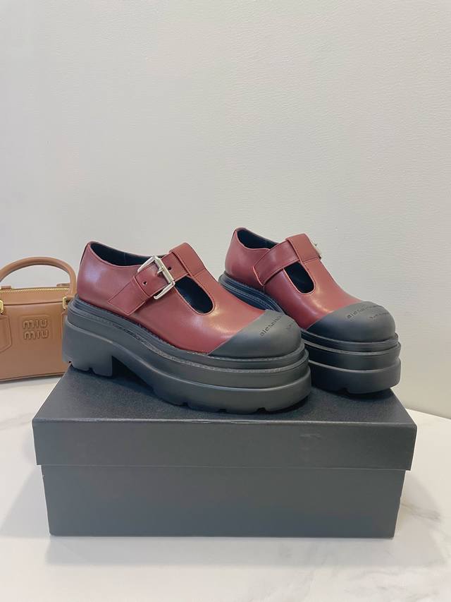 Alexanderwang 亚力山大王最新火爆款非常火爆 众多网红同时推荐 发泡厚底 不重 不重正常鞋子的重量 非常好搭配 原版标准包装配套 Size 35-4
