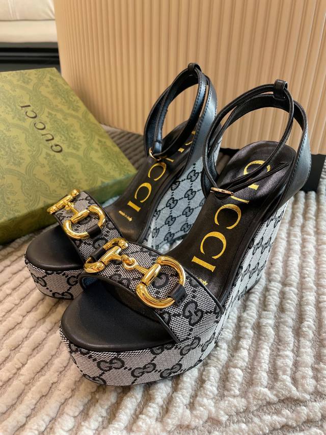 Gucci 古奇 2025Ss新款凉鞋，每个细节皆经过精心细致打造 面料：牛皮 品牌双G布艺 内里：高端定制羊皮 大底：意大利进口真皮大底 尺码：35-40 跟