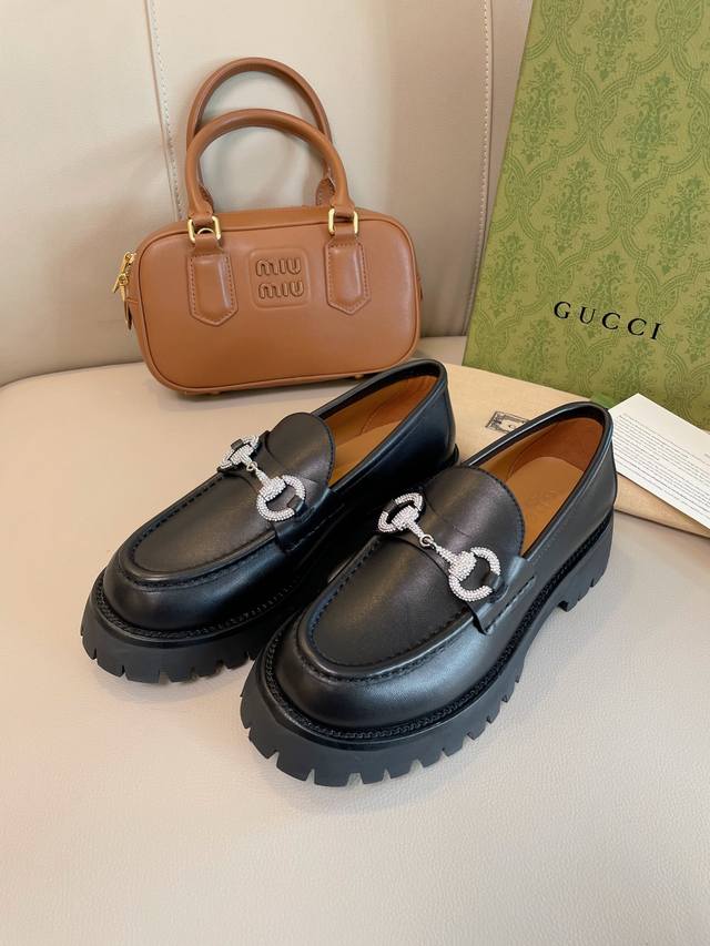 大秀秀场同款穿搭，米兰街头尽显随性魅力！ 夏日少女感Getgucci 古奇马衔扣乐福鞋看上去厚重感其实实物完全不会，倒是增高4Cm真的太绝了！夏天穿好好看～ 日