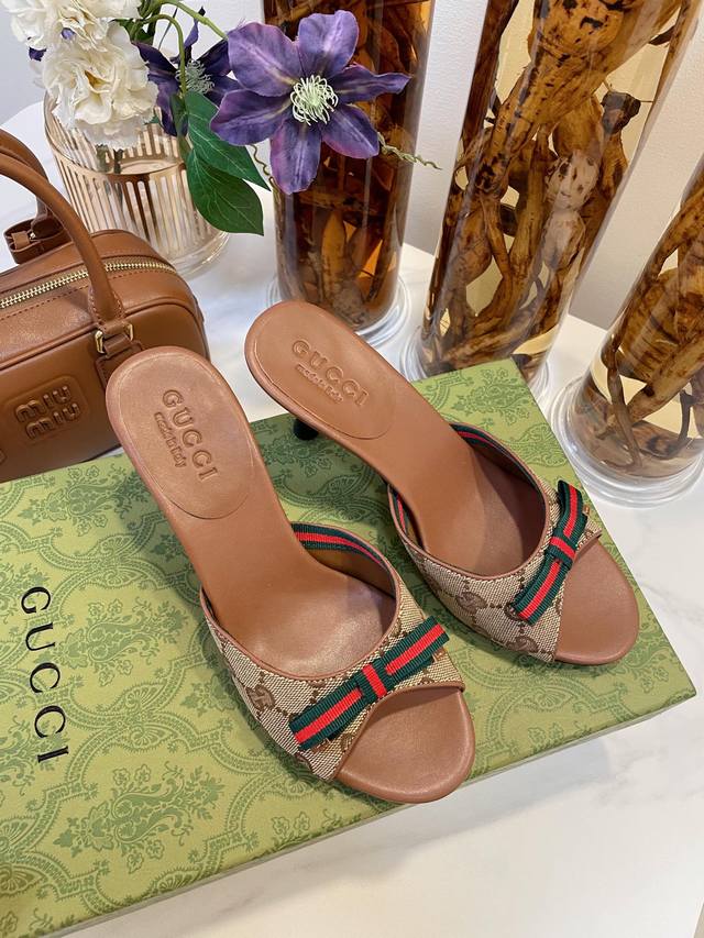 Gucci 古奇 2025Ss新款凉鞋，每个细节皆经过精心细致打造，网红打卡必备品 面料：品牌双G布艺 内里：高端定制羊皮 大底：意大利进口真皮大底 尺码：35