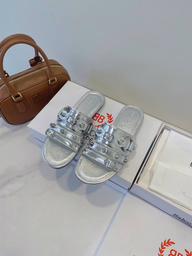 圈粉了Balenciga 巴黎世家铆钉鞋，超有设计感，走在街上绝不会撞款，简直是潮人的出街利器！ Size 35-40 原盒包装配件