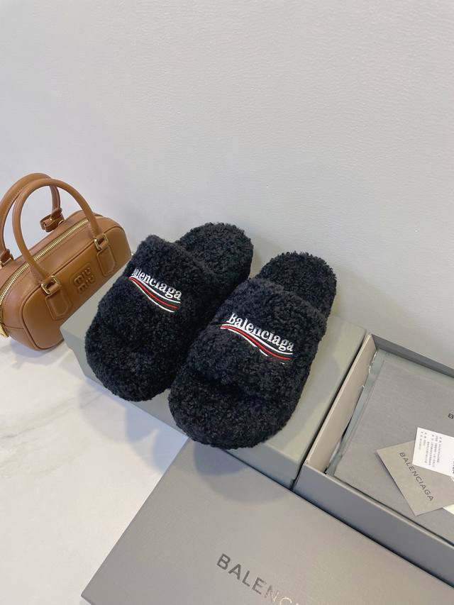 Balenciaga 巴黎世家 厚底真羊毛拖鞋已备好，只等入秋啦！ 光腿穿，显高，有一点点笨萌的感觉！ 冬天不可缺失的小可爱 Size 35-40 原盒包装配件