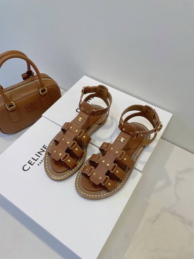 Celine 的仙女凉鞋，尝试新风格 法式慵懒焊脚上，疯狂心动呀！贵气从脚尖漫出～秒变氛围感美人，这次凉鞋底做了软垫太舒服了！ Size 35-40 原盒包装配