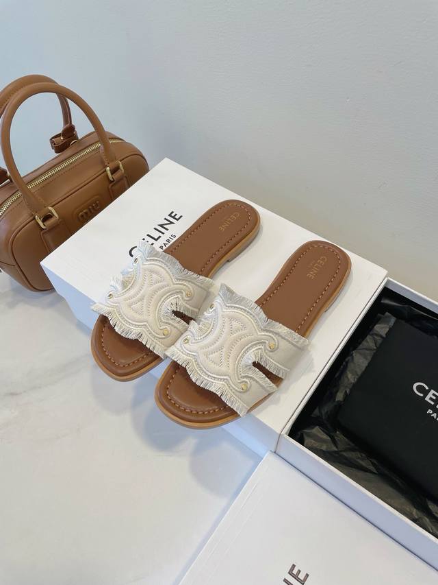 开启度假模式 Celine 赛琳 夏日编织艺术品，保留了材质最纯粹的本色与质地 爆款凯旋门拖鞋，法式慵懒焊脚上，疯狂心动呀！贵气从脚尖漫出～秒变氛围感美人，这次