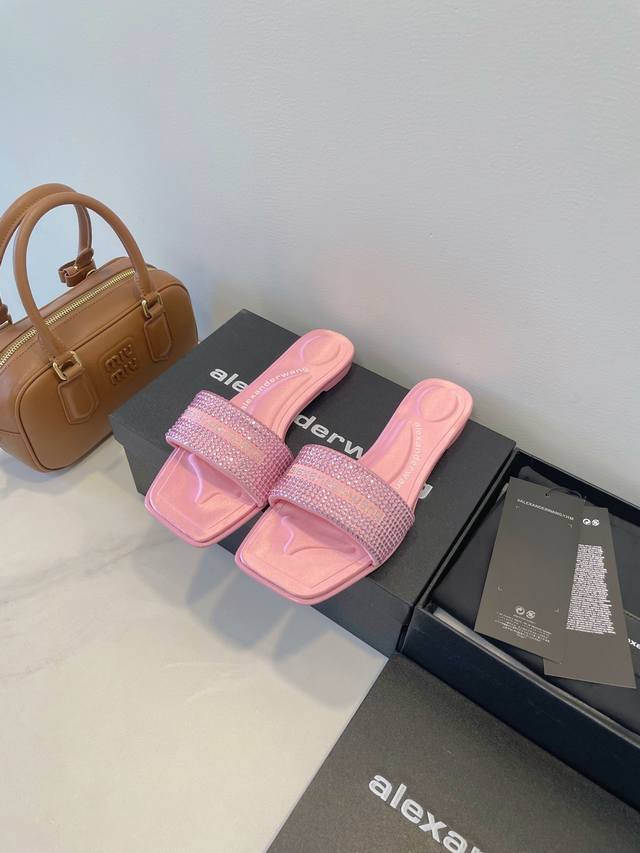 闪闪惹人爱Alexanderwang 亚力山大王， 万众期待，被问无数次的钻拖鞋终于回归了！谁还没拥有～～ Size 35-40 原盒包装配件