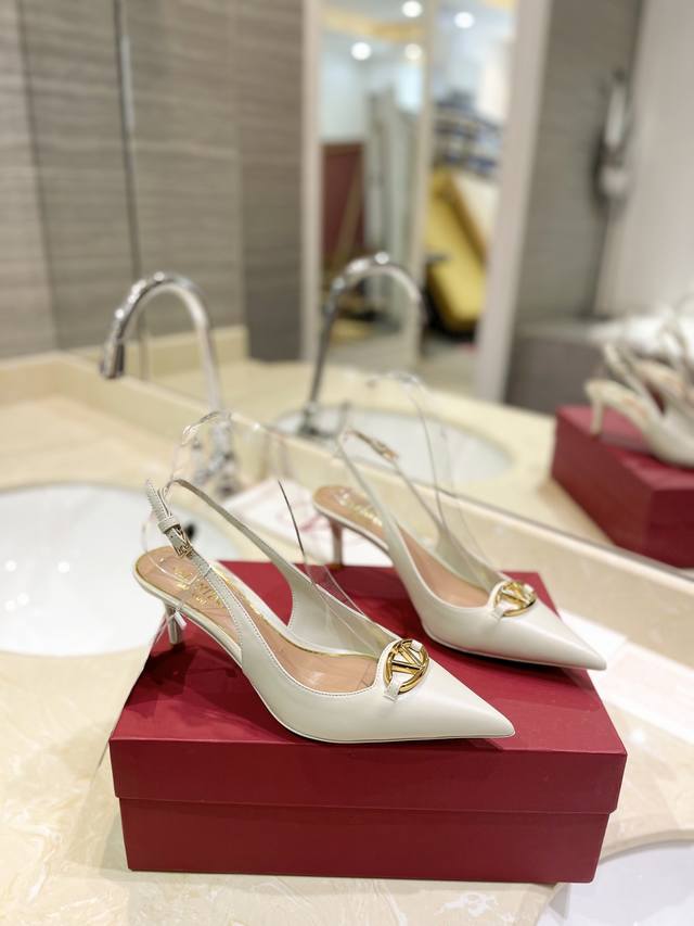 Valentino 新款 最新Logovlogo Signature淡金色配饰饰扣 与性感尖头完美结合简直是夏天时髦巅峰原版复刻Vlogo小牛皮后系带微跟鞋 -