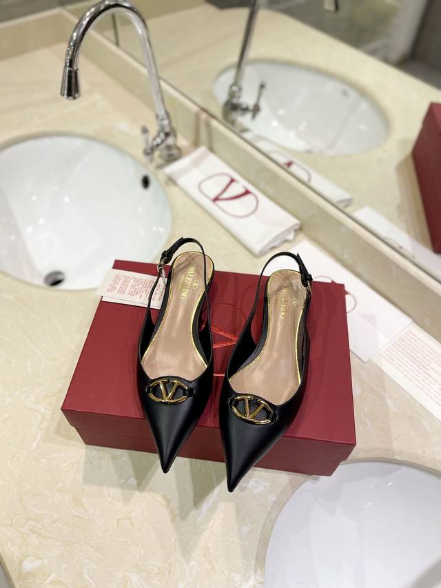 Valentino 新款 最新Logovlogo Signature淡金色配饰饰扣 与性感尖头完美结合简直是夏天时髦巅峰原版复刻Vlogo小牛皮后系带微跟鞋 -