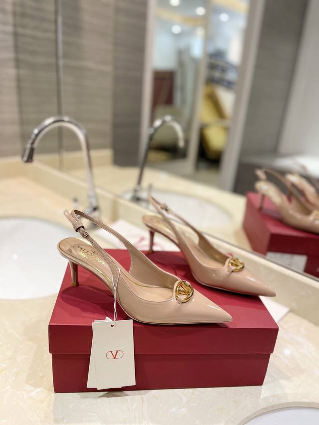 Valentino 新款 最新Logovlogo Signature淡金色配饰饰扣 与性感尖头完美结合简直是夏天时髦巅峰原版复刻Vlogo漆皮后系带微跟鞋 -