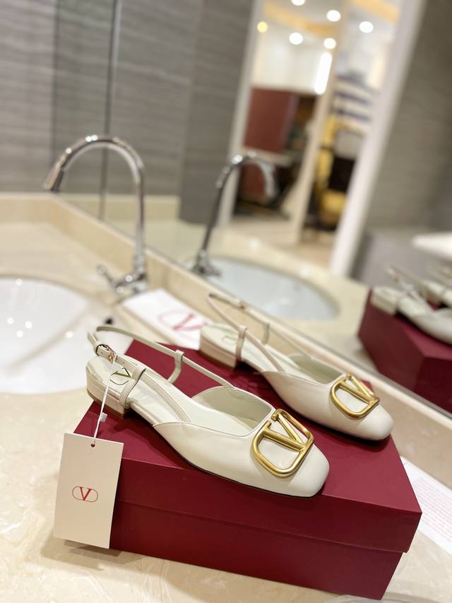 Valentino Garavani Vlogo V扣系列 专柜最新系列 最高版本 细节完美 更加精致耐看 按正品1：1复制 上脚非常修脚型 重点是很好非常好驾
