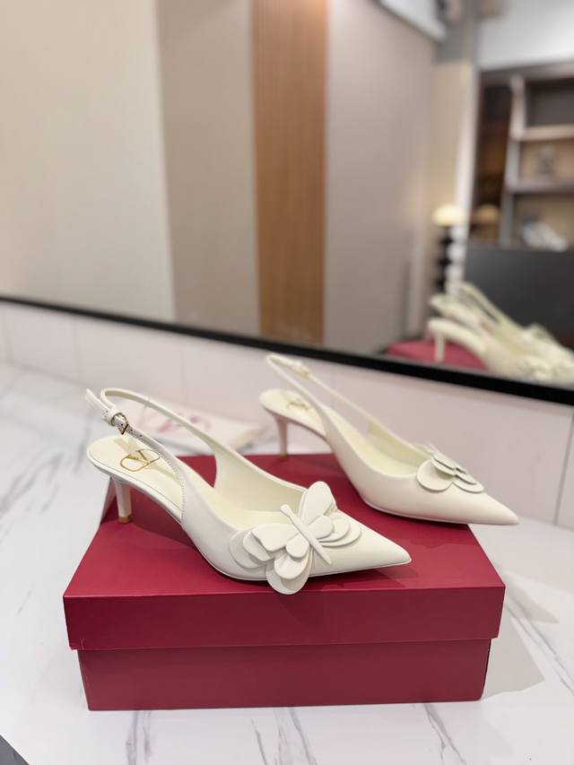 出厂价Pp： Valentino华伦天奴 最火爆新品凉鞋高跟鞋 绝美蝴蝶装饰与性感尖头完美结合简直是夏天时髦巅峰纯手工打造原版复刻 鞋面：亚皮 大底：意大利真皮