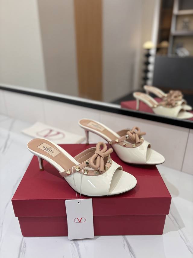 出厂价Pp： Valentino 华伦Rockstud铆钉蝴蝶结高跟凉鞋，又一完美的设计尤其是蝴蝶结完全1：1完美复刻 皮蝴蝶结 也是点睛之笔，上脚尽显优雅气质