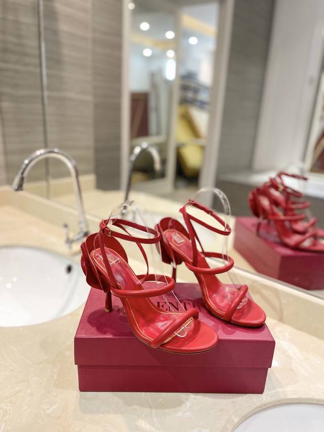 Valentino 新款 最新玫瑰花跟 突破设计风格 无法描述的美丽 材质面料内外采用高级柔软羊皮舒适驾驭。鞋底意大利真皮鞋底 鞋跟10Cm 码数35-39 3