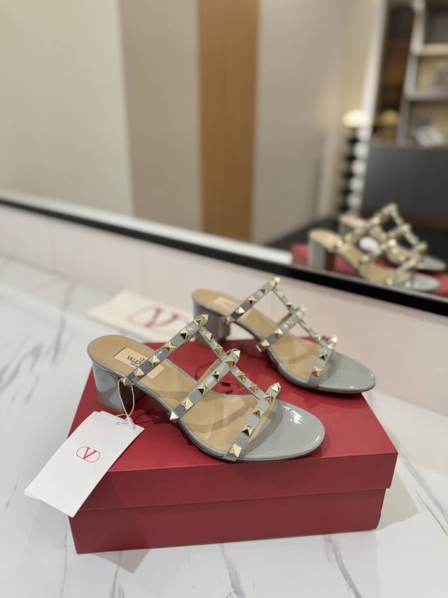 出厂价Pp： Valentino 华伦天奴铆钉 Vt经典6.0Cm 粗跟凉拖鞋，顶级复刻！侧身弧线完美，原版开模定制不生锈铆钉 特别有质感的五金衬托出满满的高级