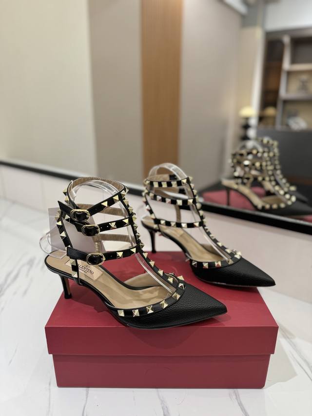 出厂价Pp： Valentino 华伦天奴铆钉 Vt经典环绕踝脚带铆钉凉鞋，历久弥新深入人心永不过时的必备单品顶级复刻！侧身弧线完美，原版开模定制不生锈铆钉 特
