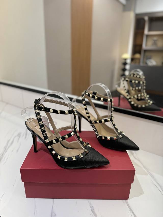 出厂价Pp： Valentino 华伦天奴铆钉 Vt经典环绕踝脚带铆钉凉鞋，历久弥新深入人心永不过时的必备单品顶级复刻！侧身弧线完美，原版开模定制不生锈铆钉 特