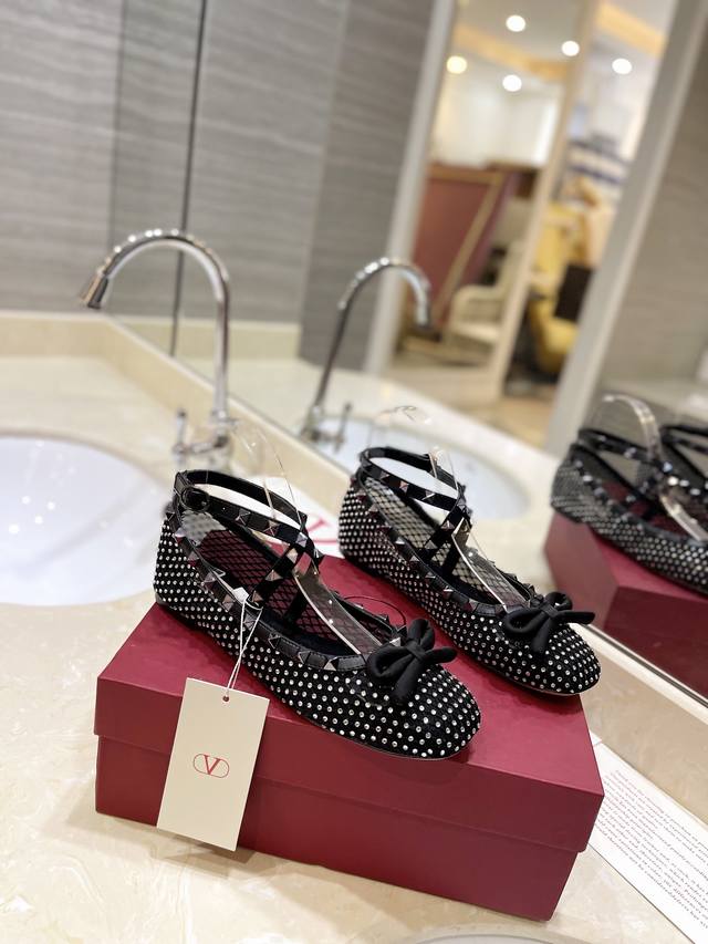 Valentino新款Rockstud仿水晶装饰网格芭蕾舞平底鞋 铆钉+水晶网格搭配芭蕾舞鞋元素 让人眼前一看 ♀♀♀简直就是甜美酷酷的完美适配 可盐可甜 我的