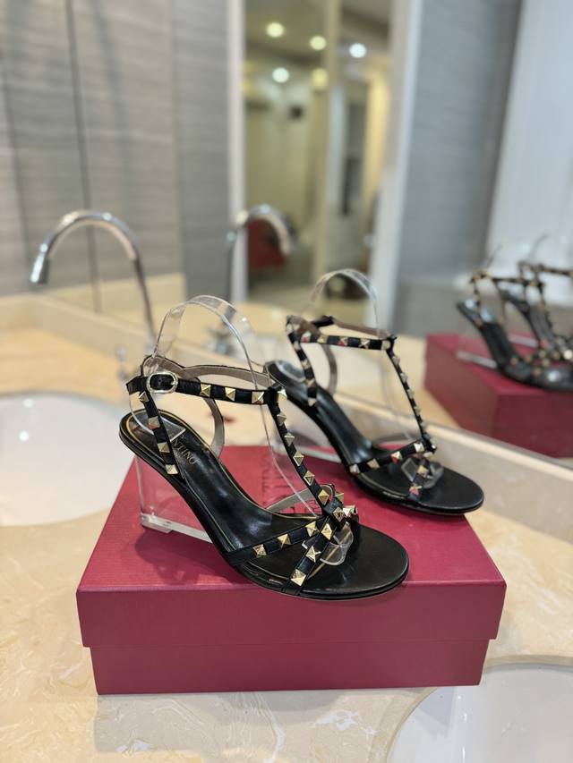Valentino 新款 最新铆钉元素 夏季晶莹剔透干净清新 经典铆钉简约大气 鞋面垫脚羊皮。水晶透明鞋跟高:8.5厘米 -真皮鞋底 -码数35-39 34.4