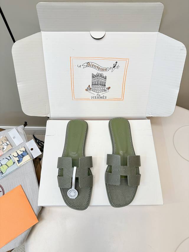 顶级版本 配飞机盒 Hermes 爱马仕时尚H拖 鳄鱼纹平底拖鞋 时尚又百搭 搭配H鞋头 超级舒服 每个细节都做到极致 设计简约流畅 打造时尚柔美造型 原版鳄鱼